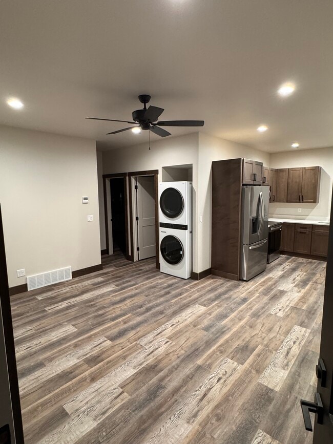 Photo - 423 Poppy St