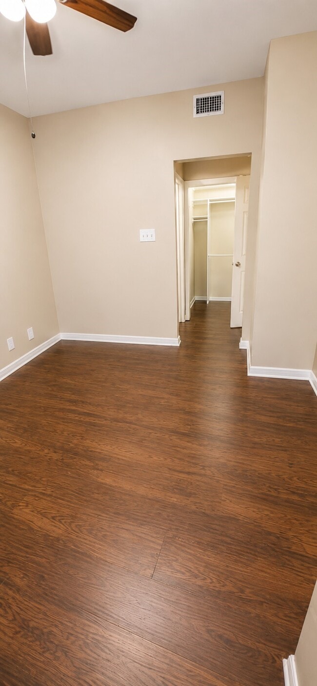 Building Photo - 8642 Fredericksburg Rd Unit 303