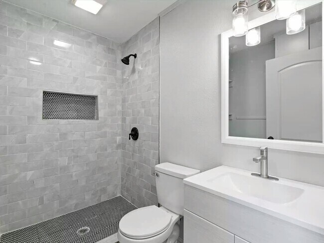 Photo - 513 Lasalle St