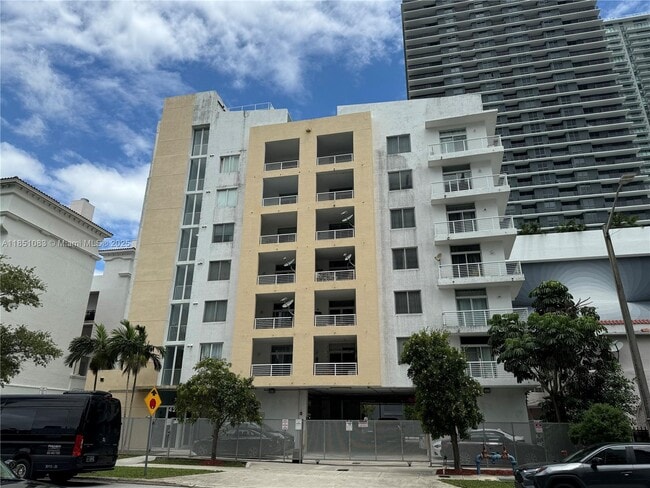 Building Photo - 425 NE 30th St Unit 303 Rental