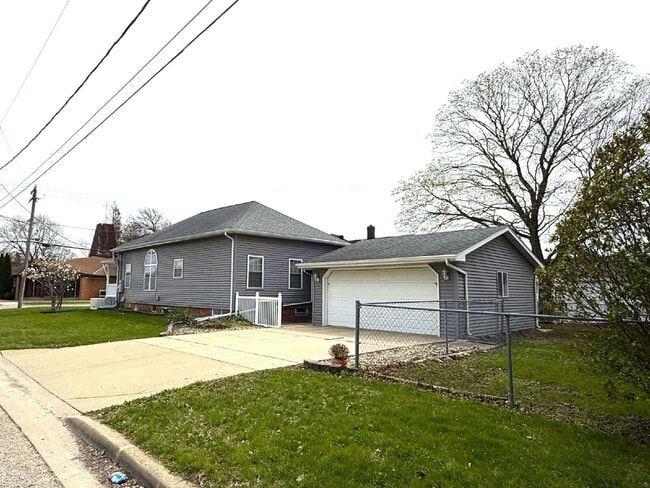 Photo - 402 S Illinois St