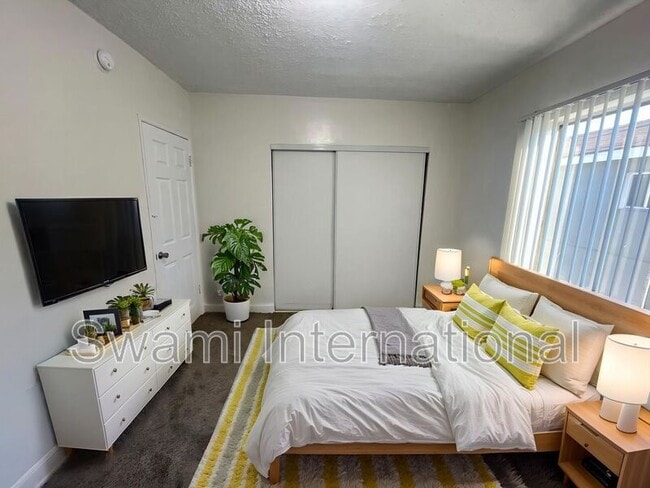 Photo - 10970 S Figueroa St