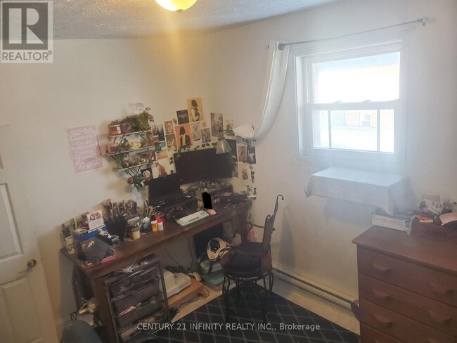 Photo - 134 Simcoe St S Unit 2