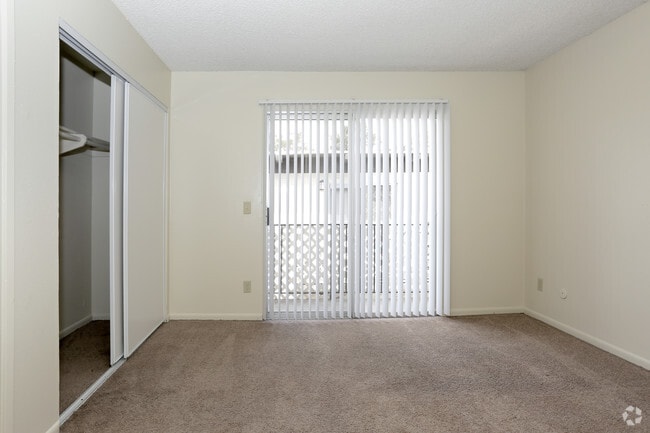 1BR, 1BA - 584 SF