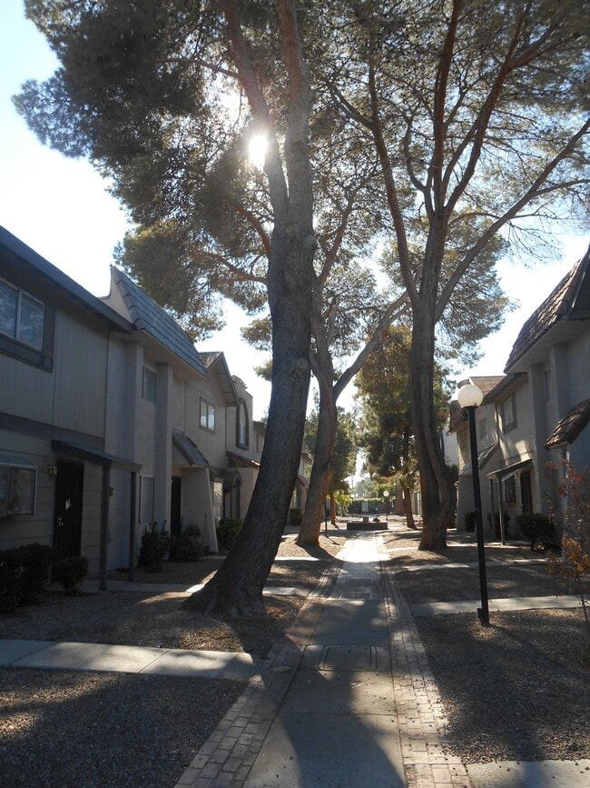 Photo - 898 Rhinegold Way