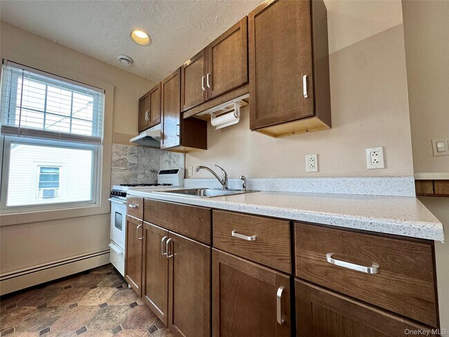 Photo - 99 Jerusalem Ave Unit 2