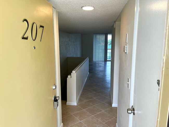 Building Photo - 2828 Tennis Club Dr Unit 207