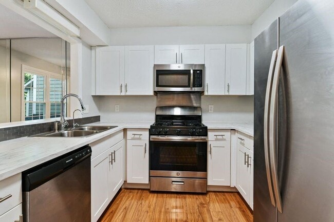 Photo - 1445 Oakridge Cir