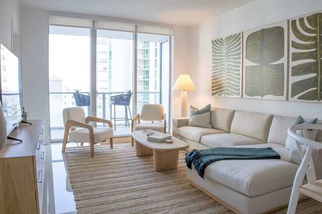 Building Photo - 1300 Brickell Bay Dr Rental
