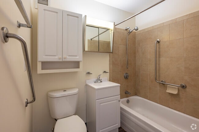 Sycamore Place - 1BD 1BA - Bathroom - 564SF - Sycamore Place Apartments