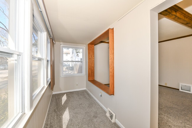 Photo - 422 S 89th St