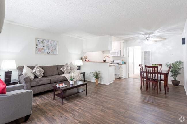 1HAB, 1BA - Sala de estar - The Enclave