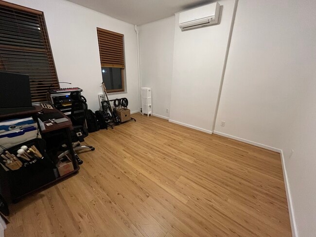 Photo - 6055 Woodbine St