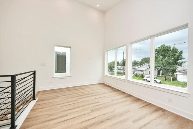 Photo - 932 South Ln