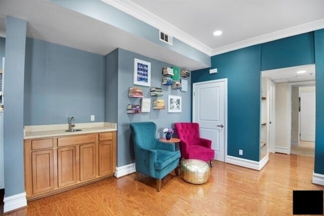 Photo - 850 N Hudson Ave