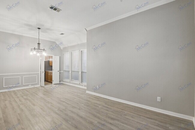 Photo - 1210 Surrey Ln