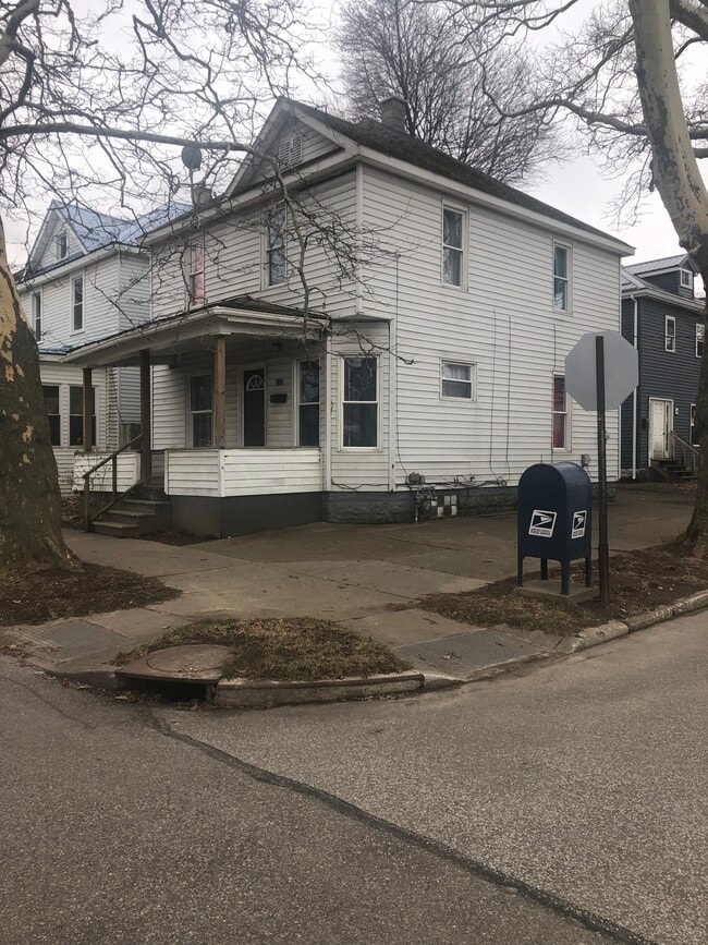 Building Photo - 2202 Raspberry St