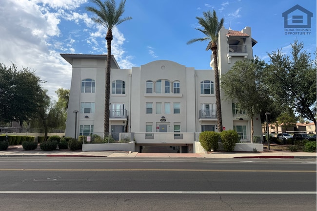 3Bed/2.5Bath Condo at Priest Dr/Rio Salado Pkwy! -- ATTACHED 3-CAR GARAGE!
