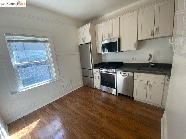 Renovated spacious kitchen - 535 30th St Apartments Unit #3