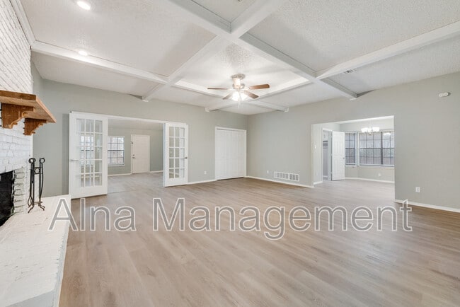 Photo - 1005 Canadian Cir