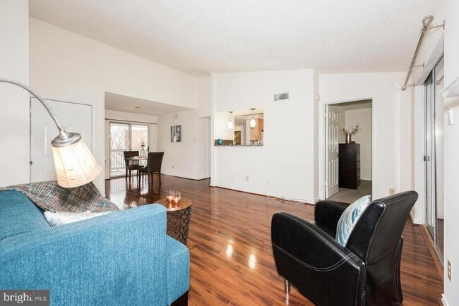 Building Photo - 1519 Lincoln Way Unit 301