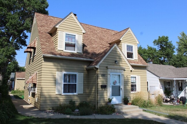 Photo - All utilities included in this 1-Bedroom, 1-Bath Garden-Level Apartment Unit 1707 S 10th Ave Apt 2