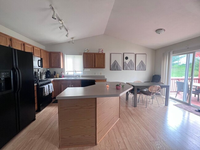 1664 Northbend Dr NE
