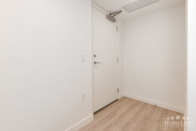 Photo - Stunning 1 Bed 1 Bath + Den Condo for Rent in Surrey City Centre's Modern Flamingo Building! Unité 711