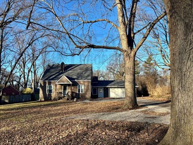 Building Photo - 4Bed/2Bath/1-Acre - A Private Oasis and a Touch of Luxury