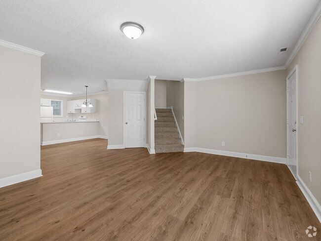 Building Photo - Freshly Renovated 3 BR, 2 BA Townhome Cent...