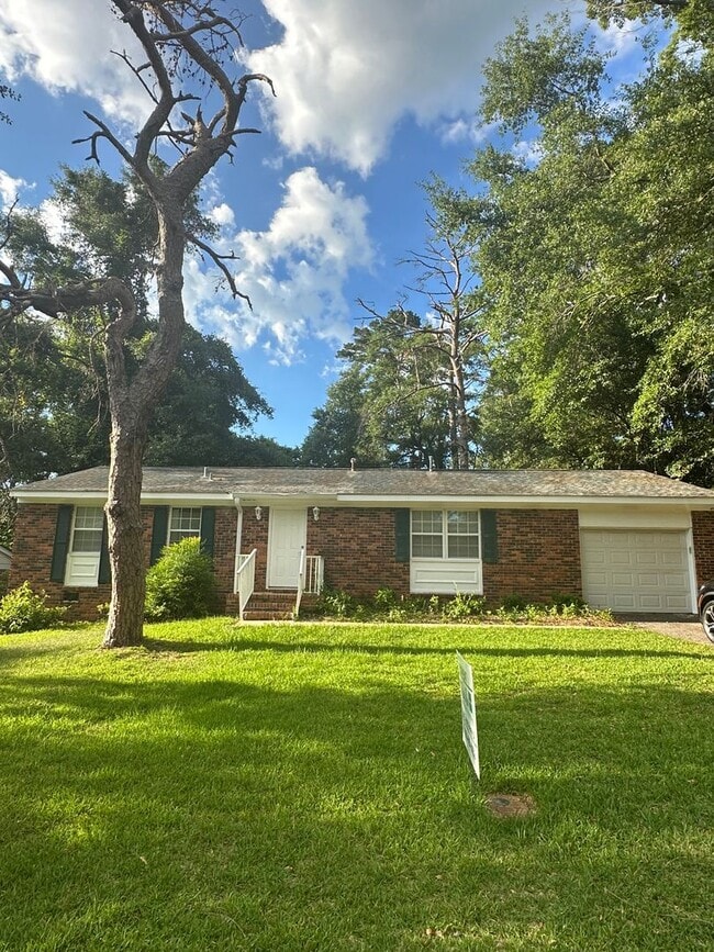 3 Bedroom 2 Bath home located just off Oca... - 3 Bedroom 2 Bath home located just off Oca...
