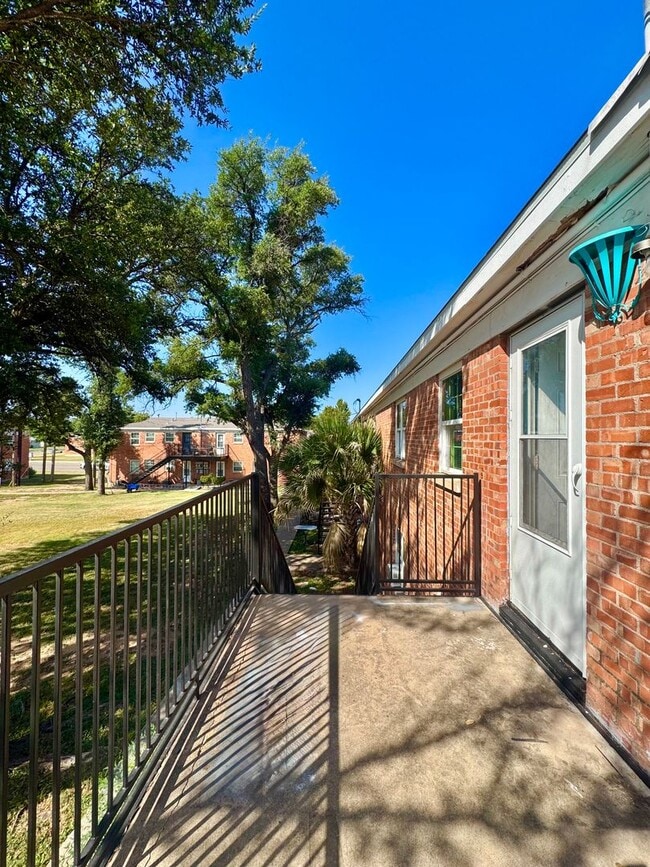 Building Photo - 2101 Colorado Ave Unit #D