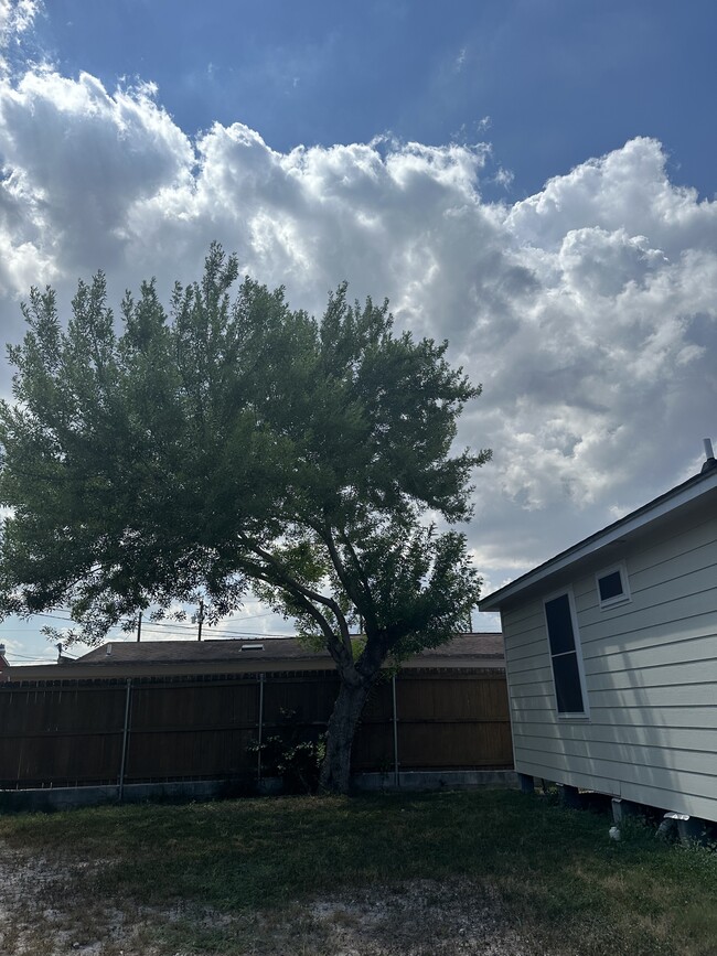 2213 W Diaz Ave