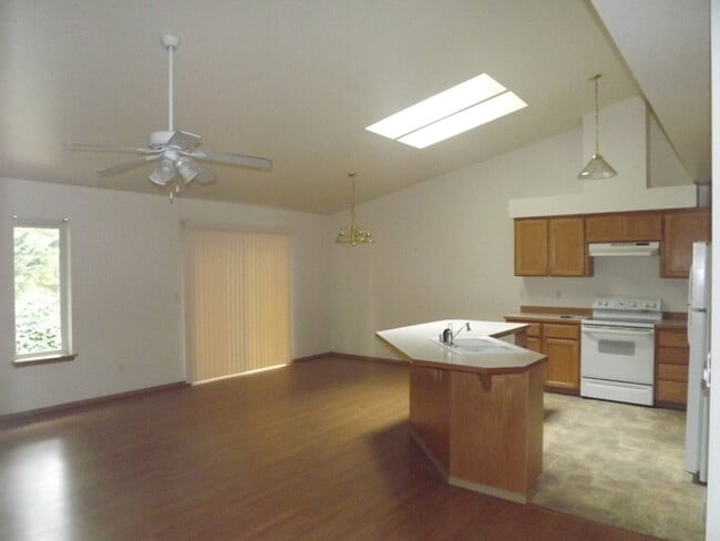 Photo - Wonderful 3 Bedroom Duplex!
