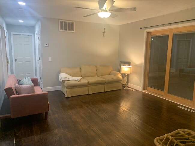 Photo - 2121 Mitchell St