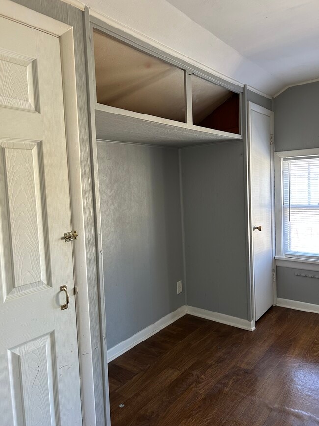 Dormitorio principal con 2 o 3 armarios pequeños. - 1012 W Armstrong Ave Unidad 1012-2