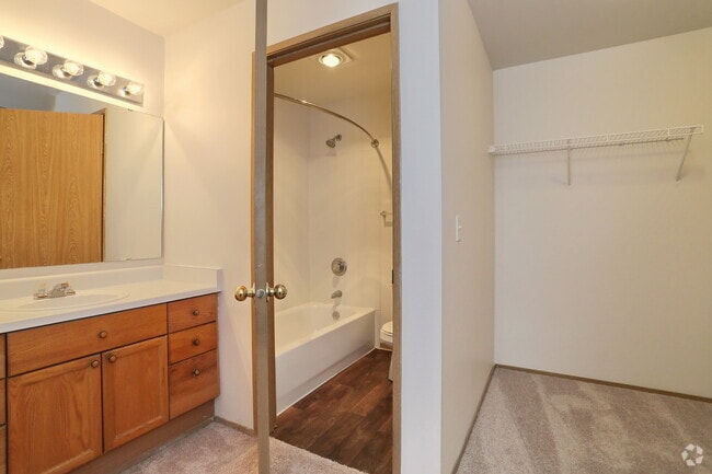 2BR, 2BA - 986 SF