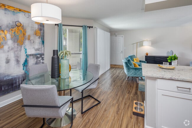 1BR, 1BA - Deluxe - 701SF - Dining