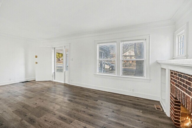 Building Photo - Beautiful 2 Bedroom 1 Bathroom Home in Kansas City!