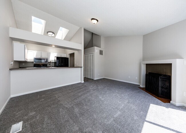 Photo - Lovely End Unit 2 Bed Condo, Centrally Located