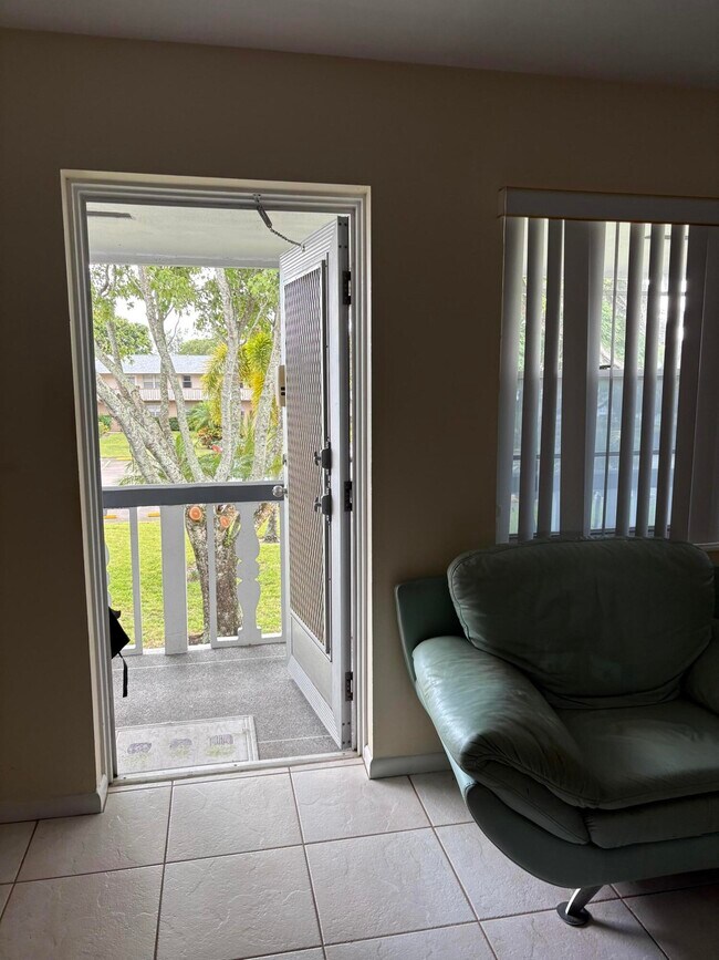 Photo - 348 Windsor O