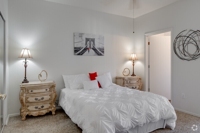 2BR, 2BA - 1,090SF