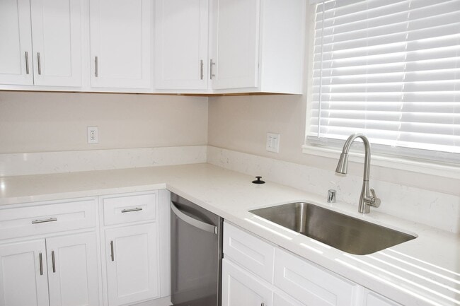 Photo - Olive (815) North Unit Olive (815) #B