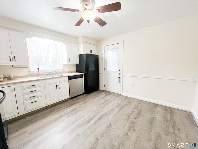 Photo - 458 Meadowside Rd