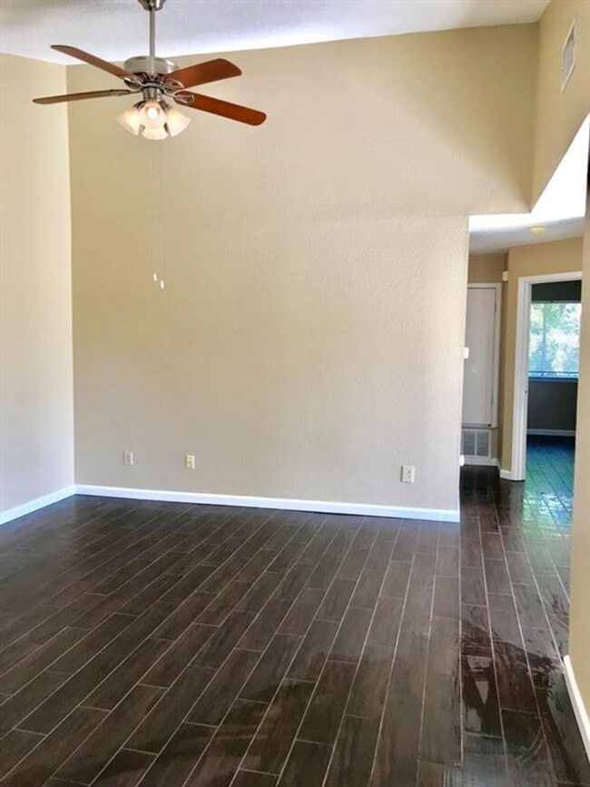 Photo - 2000 Leeann Dr Unit A