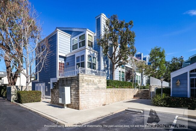 Building Photo - Gorgeous Remodeled Condo in Newport Beach!