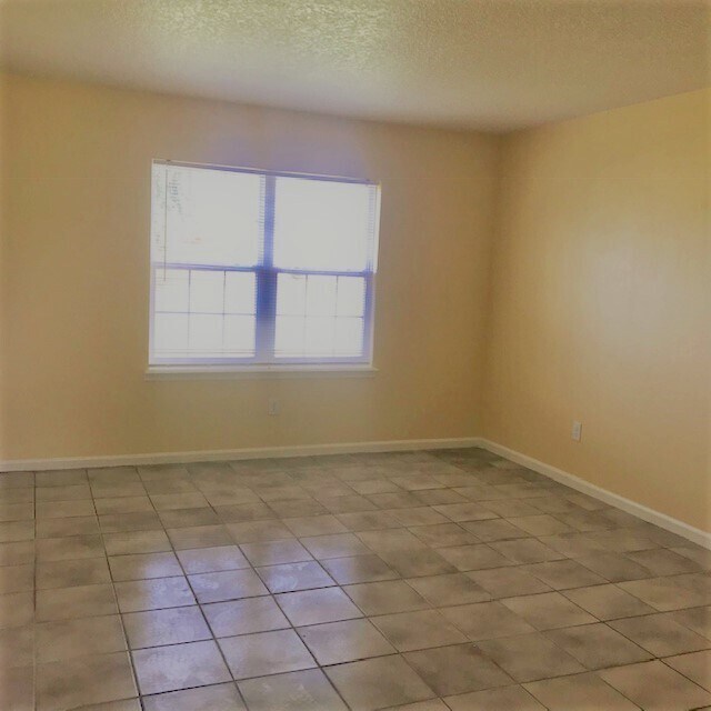 Photo - 742 Leopard Ct