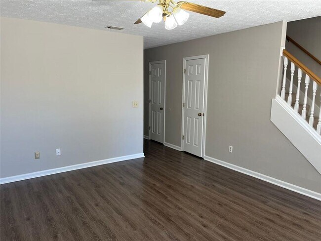 Photo - 326 Leafmore Rd SW