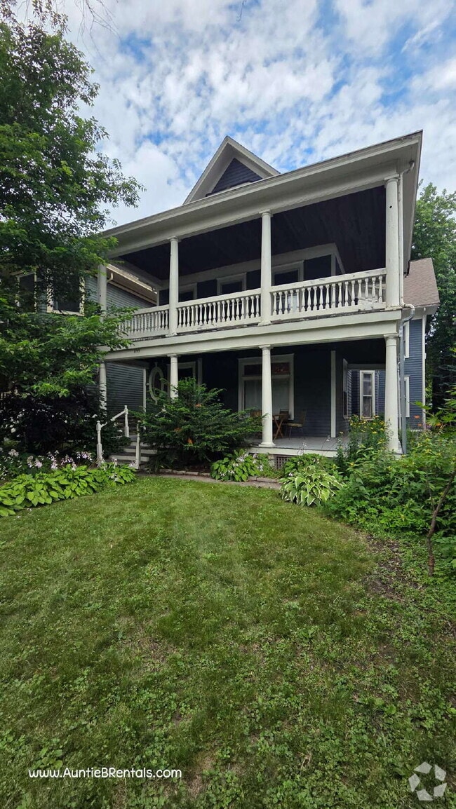 Building Photo - 3 bed - 1 bath One block from Grand Ave in... Unit # 1 (main level) Rental