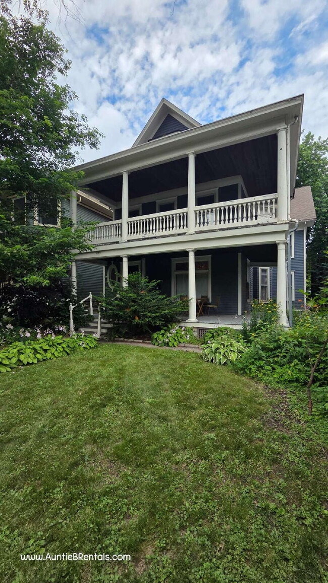 Building Photo - 3 bed - 1 bath One block from Grand Ave in... Unit # 1 (main level) Rental